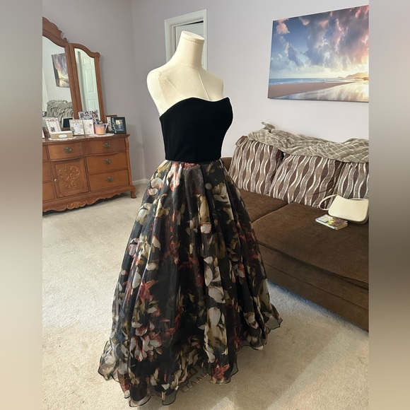 Betsy & Adam Black Velvet and Floral High-Low Gown, Size 4. - Picture 3 of 15